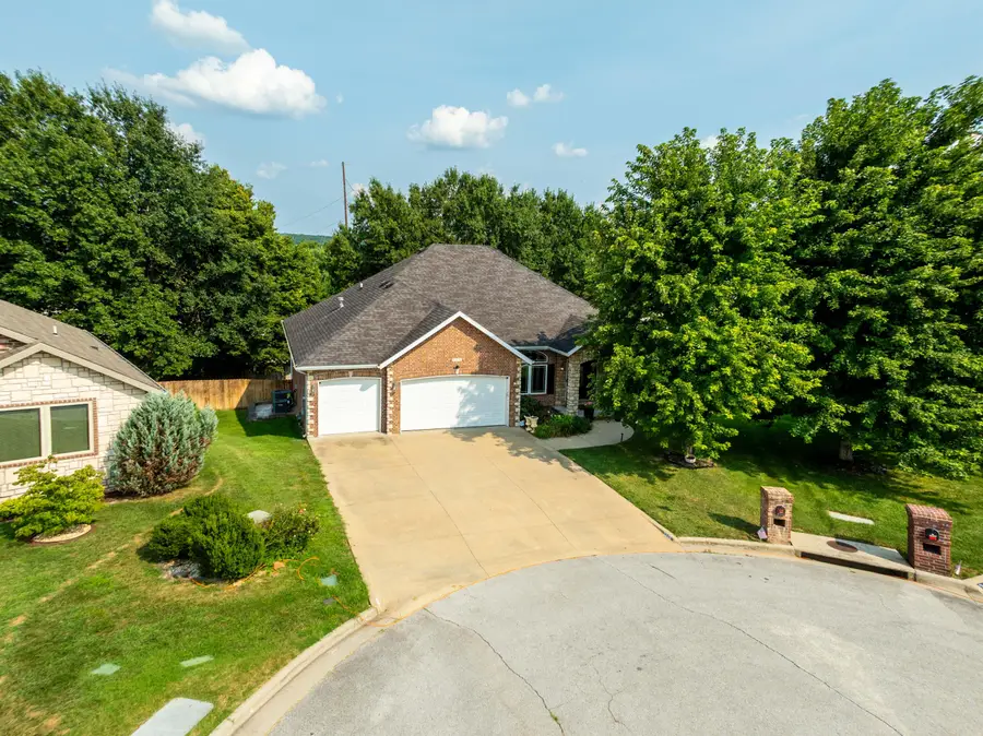3326 S Juniper Avenue, Springfield, MO 65804 - #2