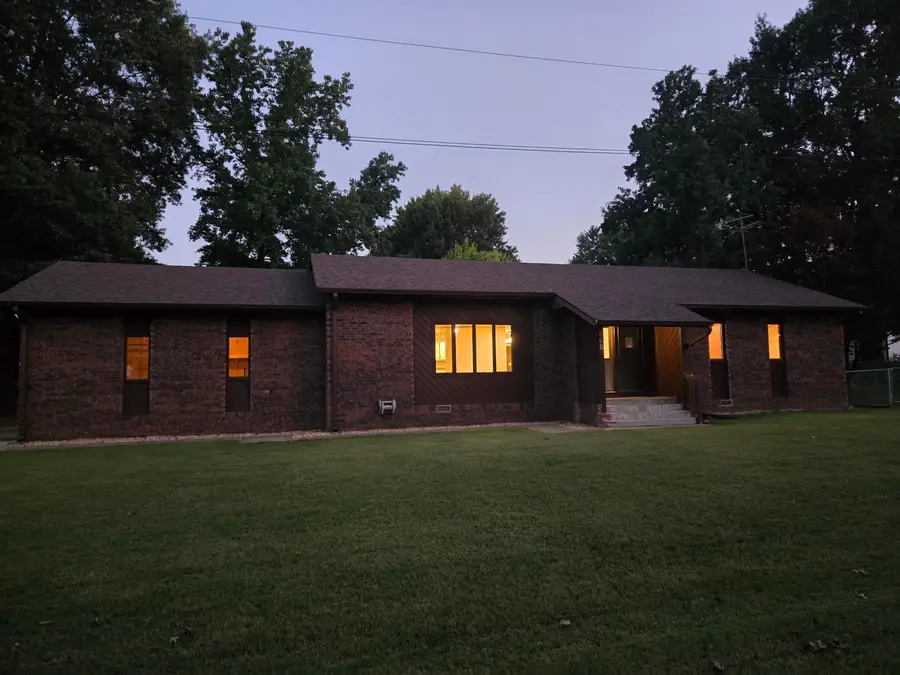 806 E Springfield Street, Aurora, MO 65605 - #3