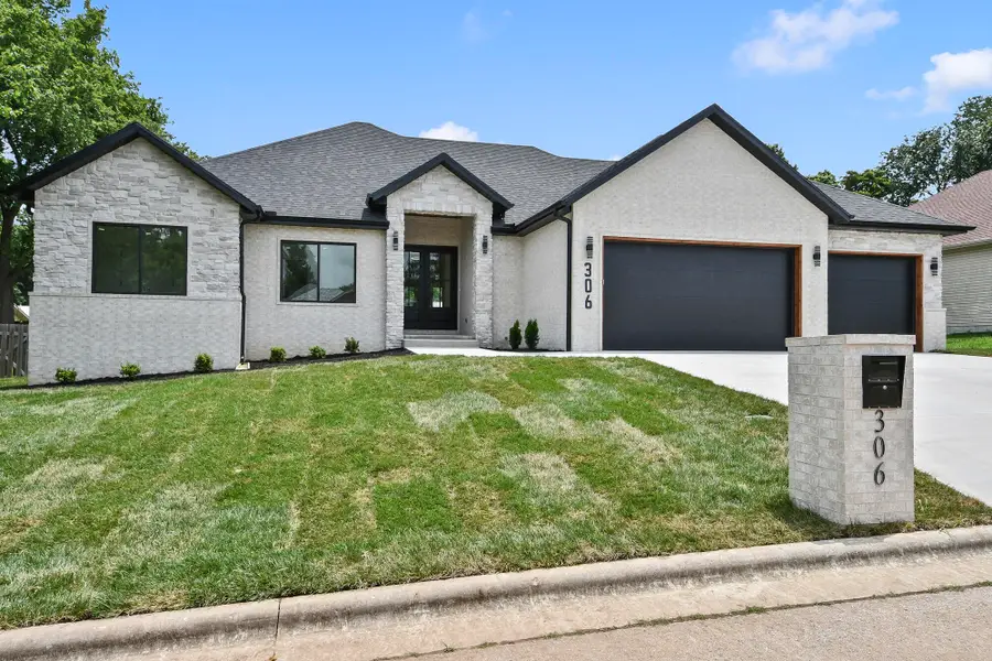 306 Park Cir, Sparta, MO 65753 - #2