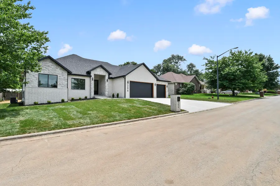306 Park Cir, Sparta, MO 65753 - #3