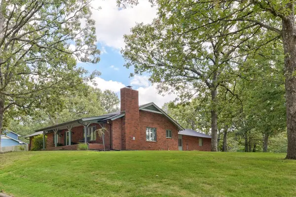 1214 W Beverly Hills Drive, Springfield, MO 65803