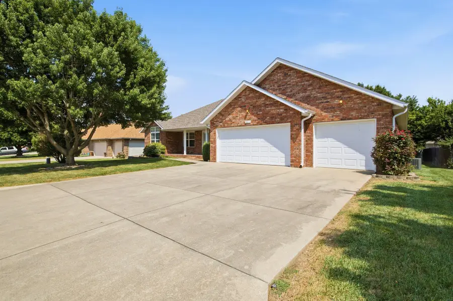 1611 E Barnes Street, Ozark, MO 65721 - #3