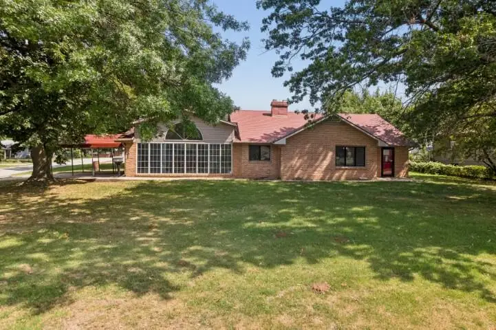 301 E Walnut Street, Aurora, MO 65605 - #2