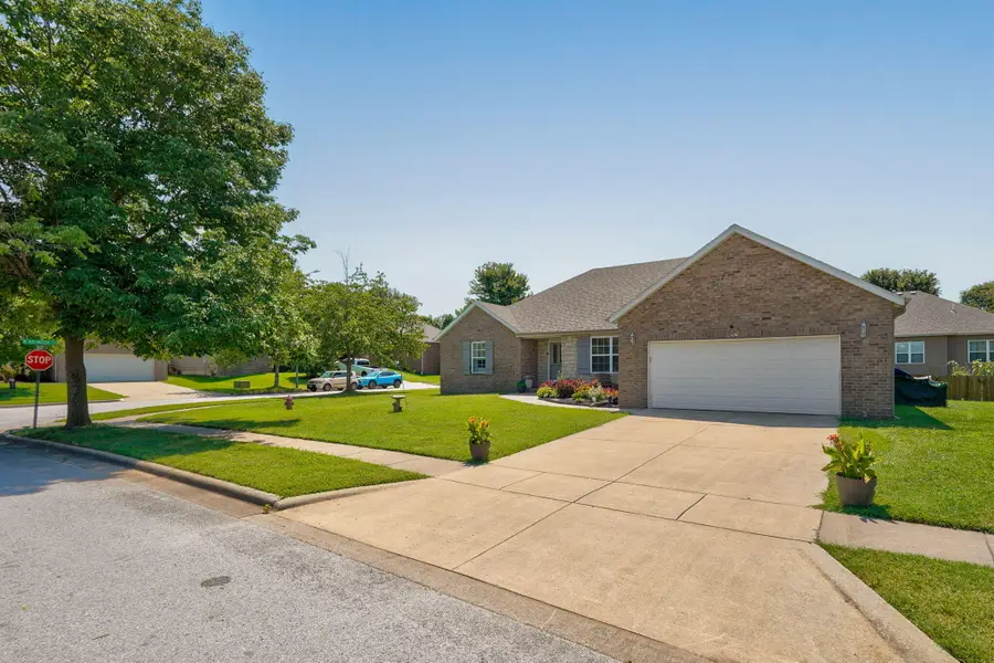 1130 N Gretchen Street, Nixa, MO 65714 - #3