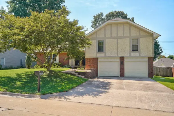 1028 E Manchester Drive, Springfield, MO 65810