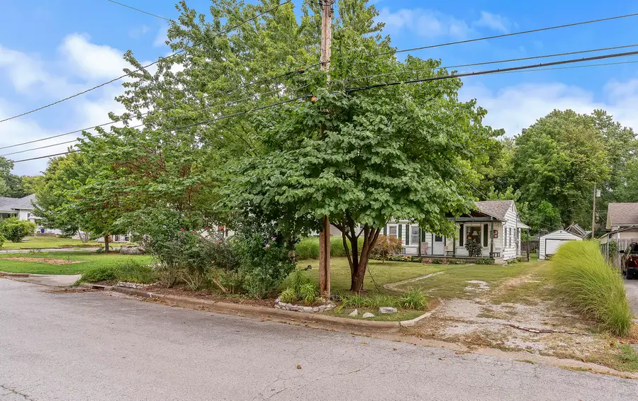 902 S Rogers Avenue, Springfield, MO 65804 - #3