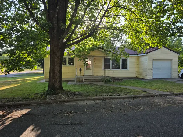 611 S Harrison Avenue, Aurora, MO 65605