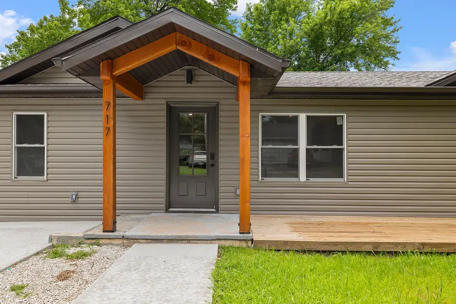 717 E Van Buren Street, Bolivar, MO 65613 - #2