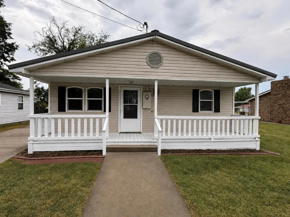 212 E Delta Street, Aurora, MO 65605 - #1