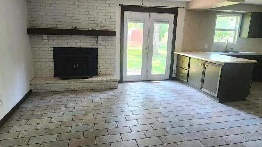 904 E Smith Street, Springfield, MO 65803 - #2