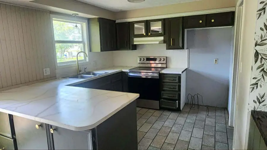 904 E Smith Street, Springfield, MO 65803 - #3