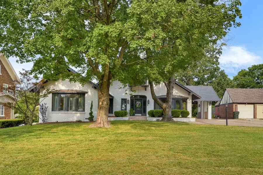 304 S Elliott Avenue, Aurora, MO 65605 - #3