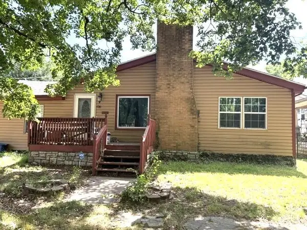 126 E Pleasant Street, Aurora, MO 65605
