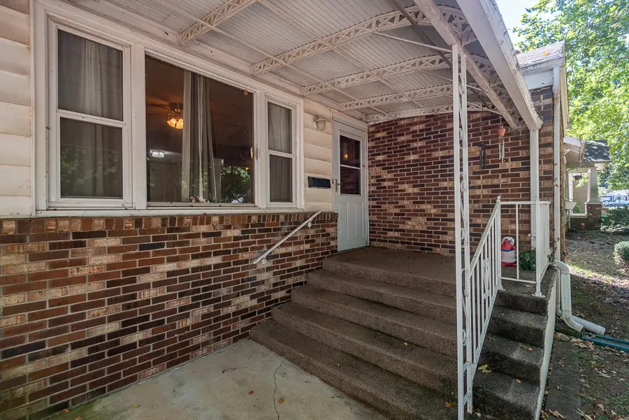 1520 S Roanoke Avenue, Springfield, MO 65807 - #2