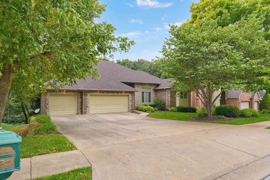 2441 S Forrest Heights Avenue, Springfield, MO 65809 - #2