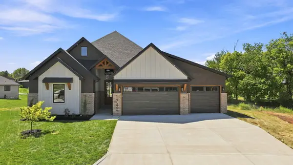 1742 E Skyline Avenue, Ozark, MO 65721