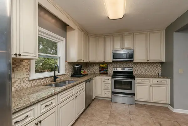 1810 S Thelma Avenue, Springfield, MO 65807