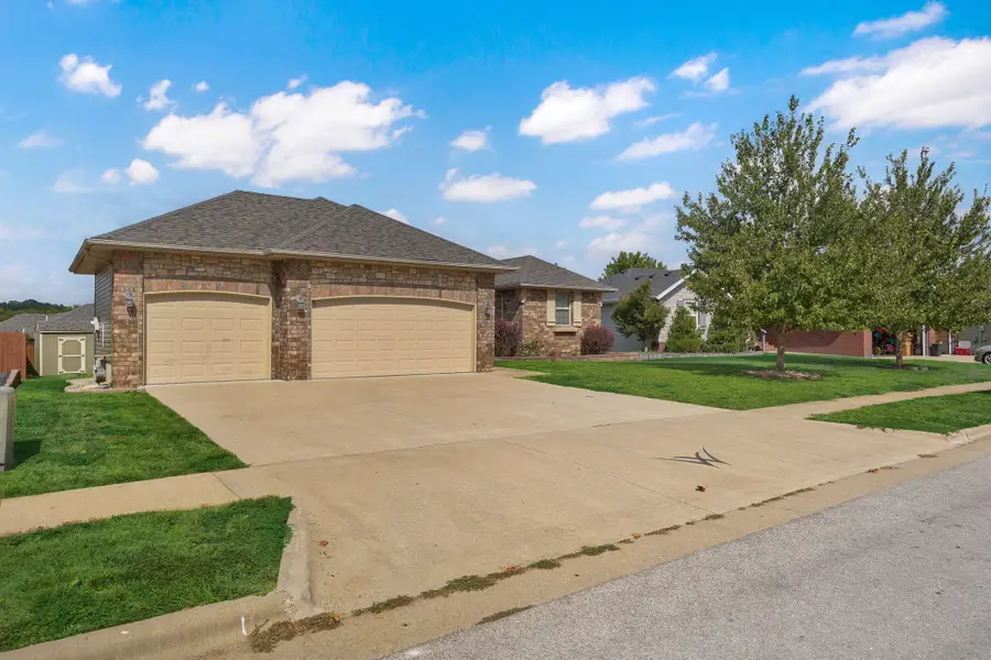 1140 S Erika Avenue, Springfield, MO 65802 - #2