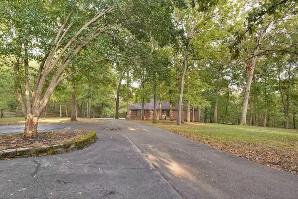 2412 W Azalea Road, Nixa, MO 65714