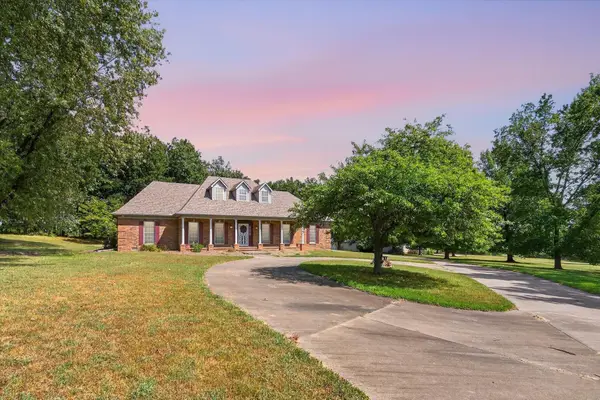 2065 E Thornridge Circle, Bolivar, MO 65613