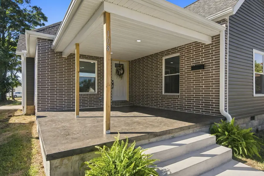 108 W Pleasant Street, Aurora, MO 65605 - #3