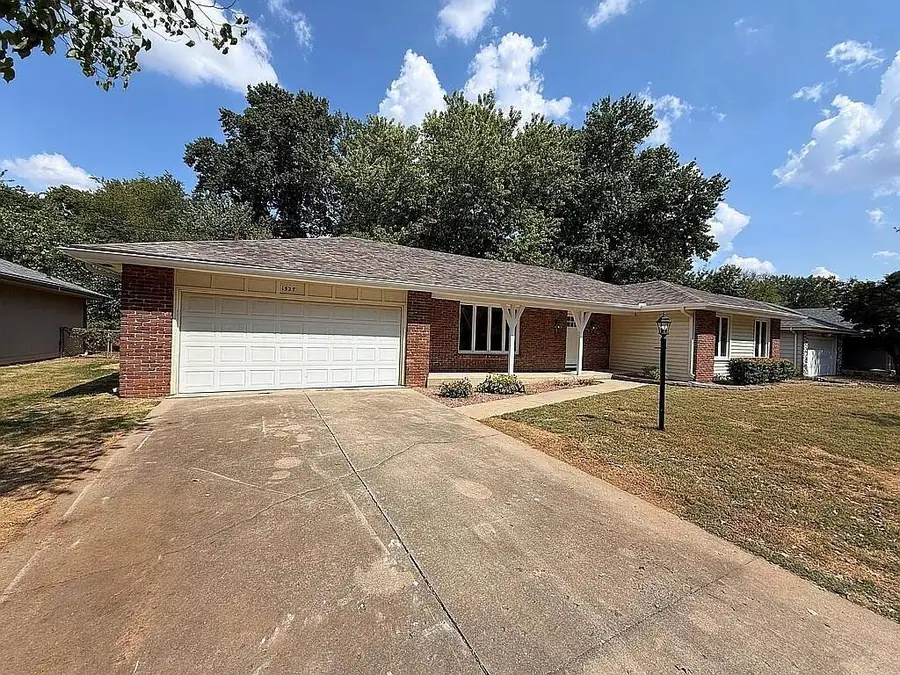1527 E Hanover Street, Springfield, MO 65804 - #2
