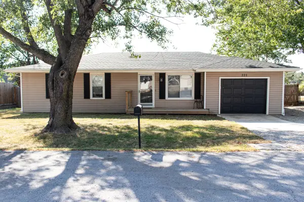 221 S Meadowlark Street, Fair Grove, MO 65648
