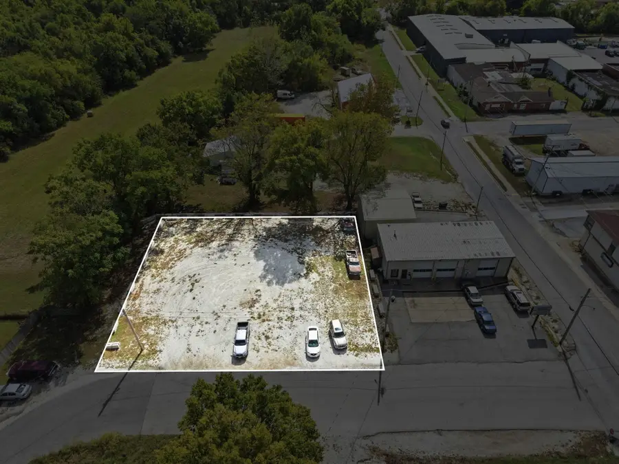 334 E Jackson Street, Bolivar, MO 65613 - #2