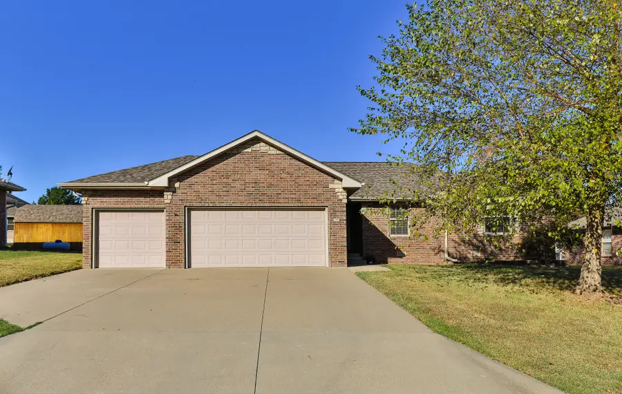 1385 S Mission Avenue, Bolivar, MO 65613 - #2