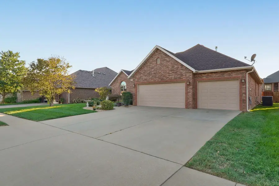 3305 S Juniper Avenue, Springfield, MO 65804 - #3