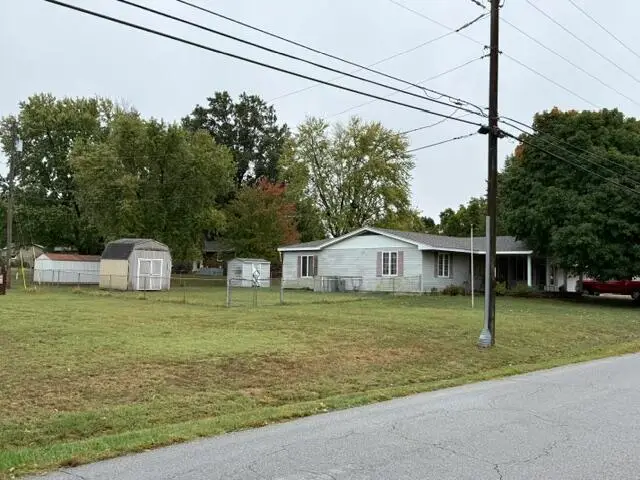 1106 S Carnation Drive E, Aurora, MO 65605 - #2