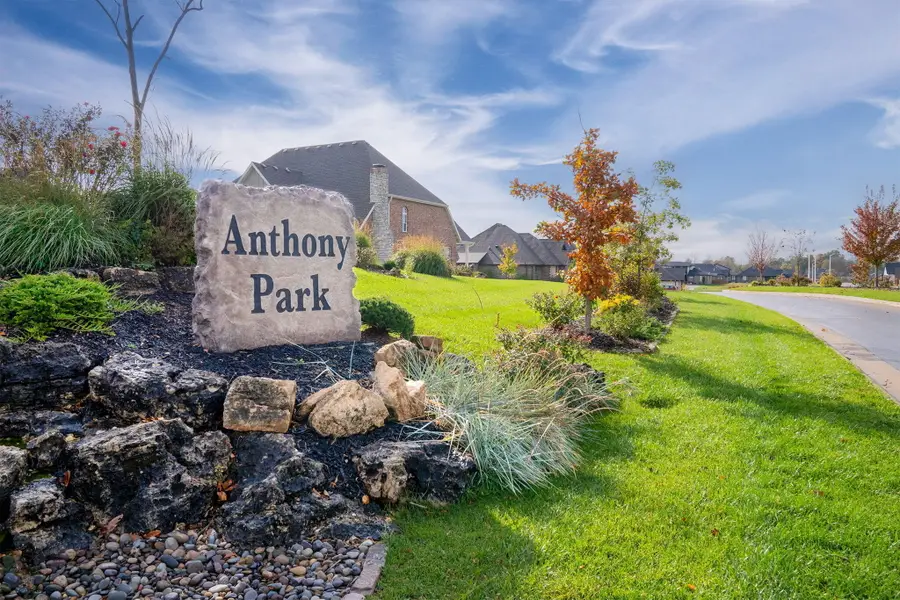 610 E Huntington Avenue, Springfield, MO 65810 - #2