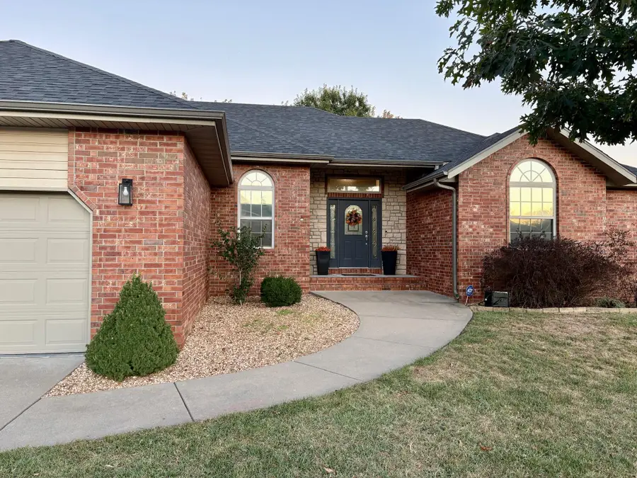 3226 N Dickerson Avenue, Springfield, MO 65803 - #2