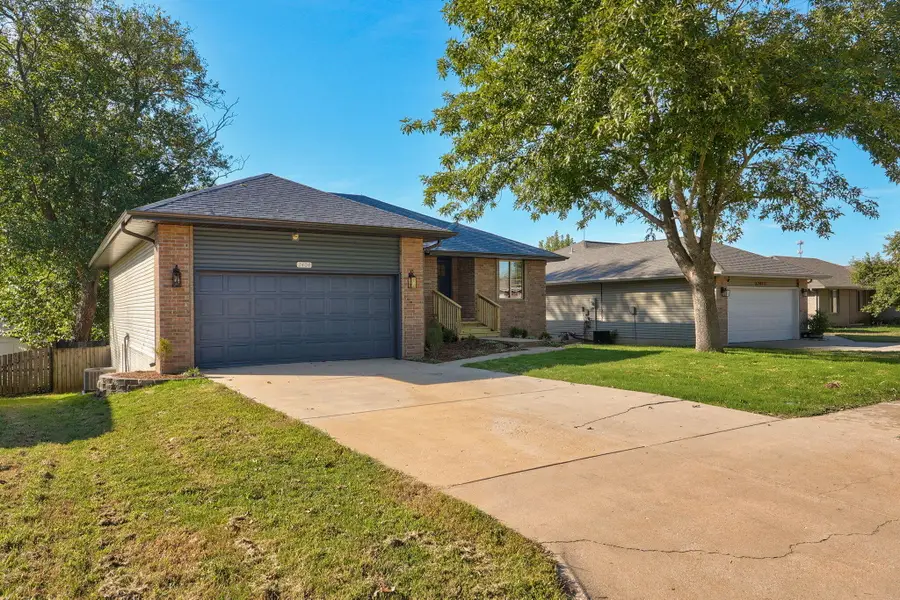 2404 W Rockwood Street, Springfield, MO 65807 - #3