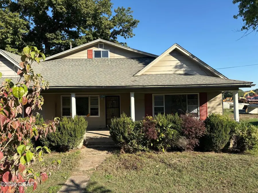 704 W Mccord Street, Neosho, MO 64850 - #3