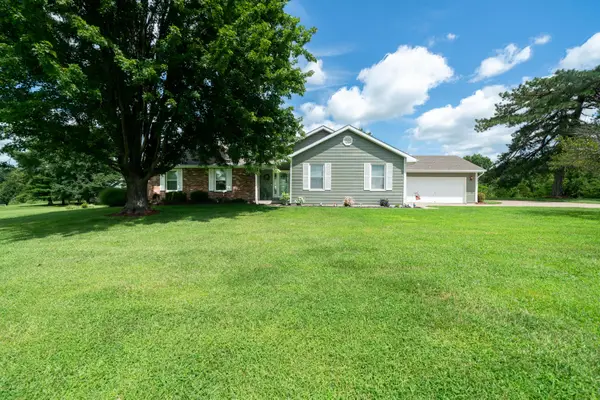 5111 E Flamingo Drive, Hallsville, MO 65255