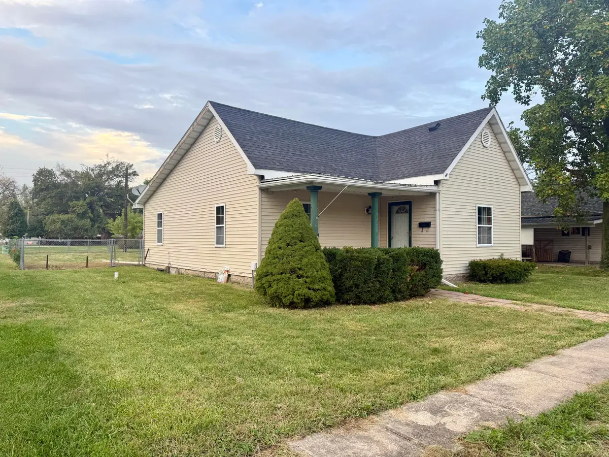 405 E Washington Street, Vandalia, MO 63382 - #1