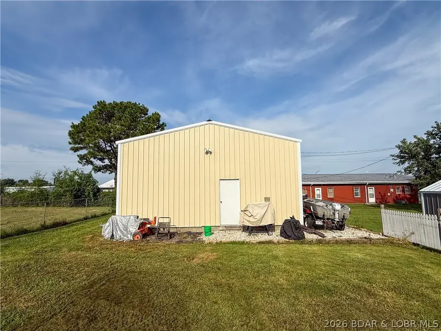 407 S Oak St, Versailles, MO 65084 - #3