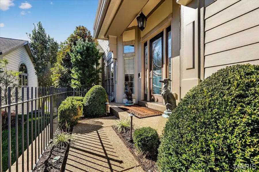 295 Meadowbrook Country Club Est, Ballwin, MO 63011 - Image #3