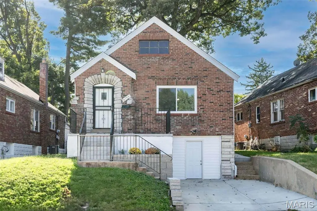 6758 Kenwood Drive, Saint Louis, MO 63121 - Image #1