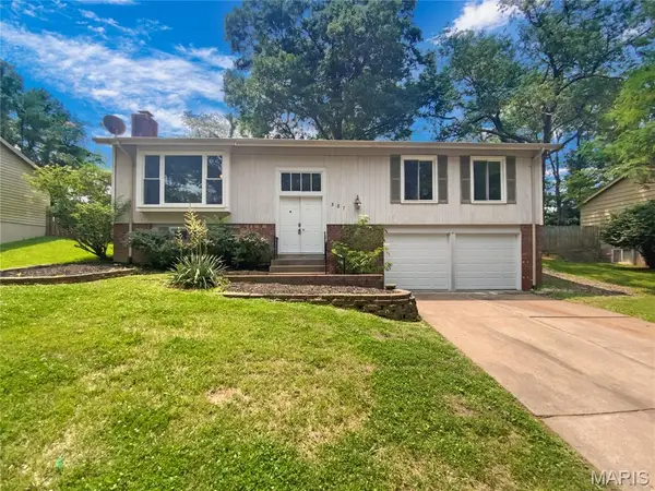 887 Totem Woods Court, Manchester, MO 63021