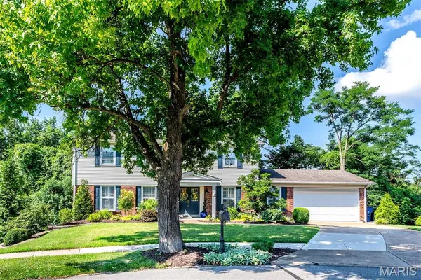 2211 Viewroyal Drive, Des Peres, MO 63131