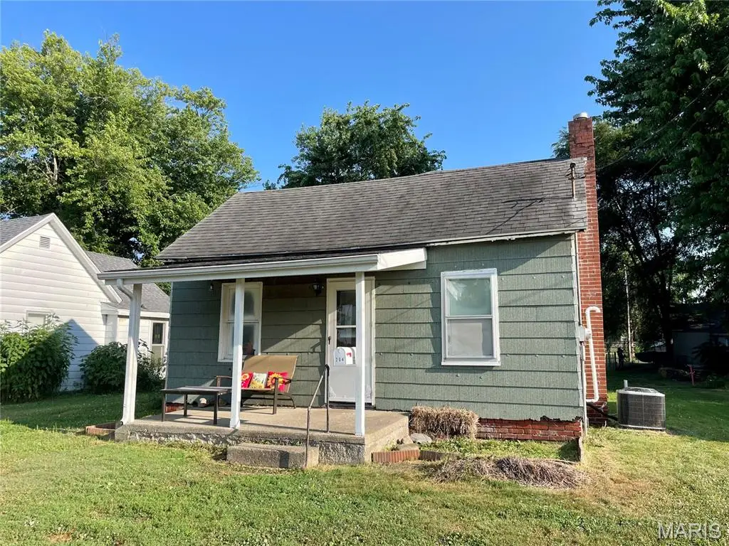 204 E Columbia Street, Litchfield, IL 62056 - #1