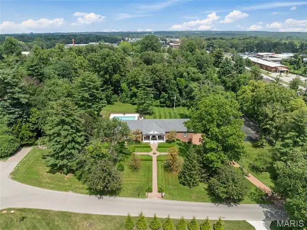 26 Huntleigh Woods, Huntleigh, MO 63131