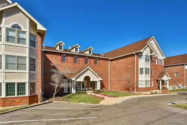 561 Sarah Lane #107, Creve Coeur, MO 63141