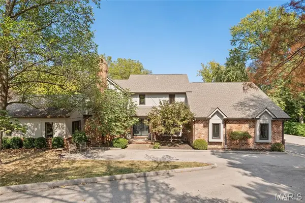 824 Bluespring, Frontenac, MO 63131