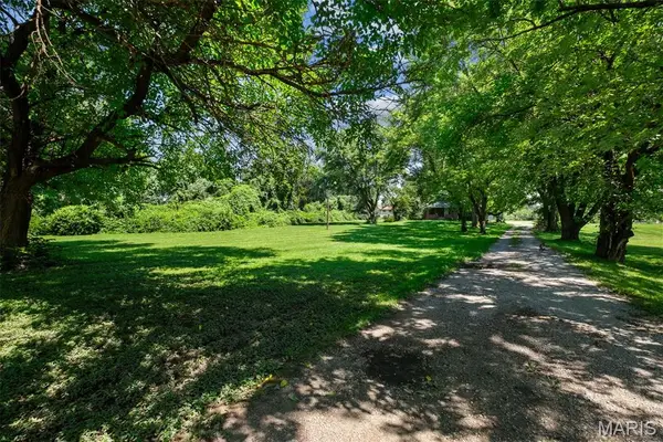 1625 Charbonier Road, Florissant, MO 63031