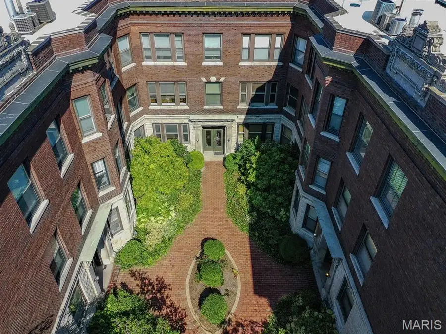 377 N Taylor Avenue #1S, Saint Louis, MO 63108 - Image #2