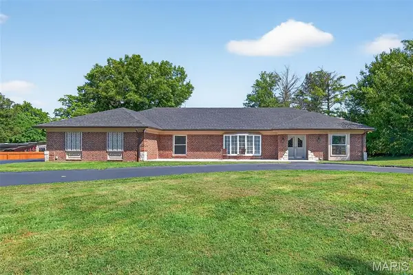 9 Kirken Knoll Drive, Town and Country, MO 63131