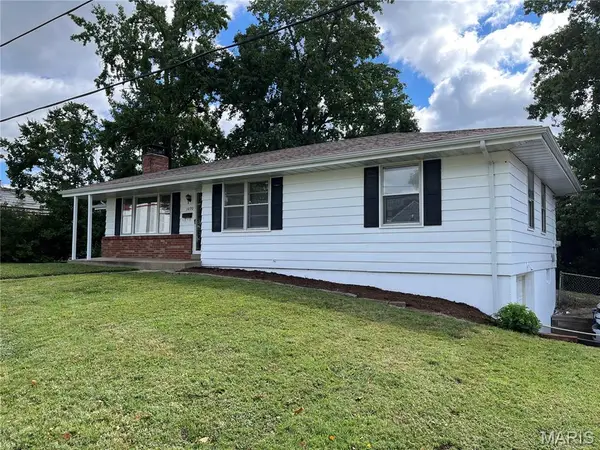 1090 Kinstern Drive, Des Peres, MO 63131